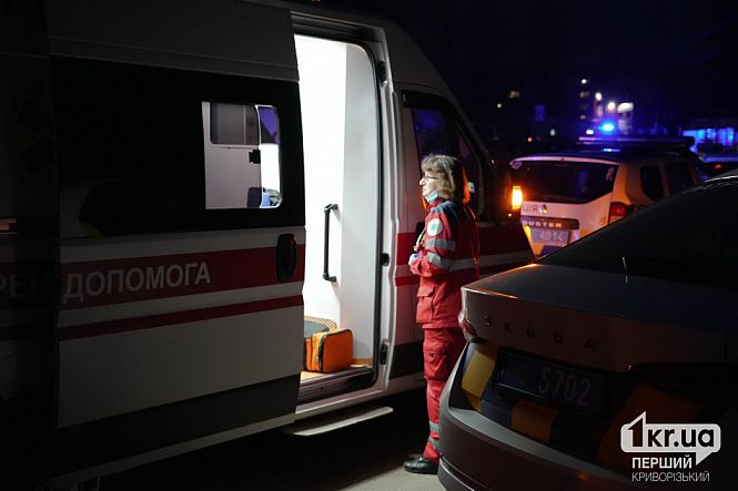 медики надають допомогу постраждалим від удару балістичний удар