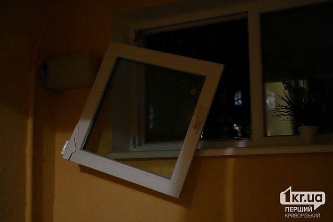вибиті віконні рами у під'їзді дому балістичний удар