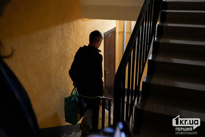 мешканці прибирають уламки в власних оселях ракетна атака рф