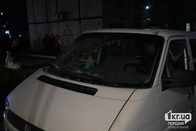 пошкоджені автівки уламками ракети балістичний удар