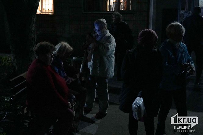 мешканці пошкодженого будинку оговтуються від удару ракетна атака рф