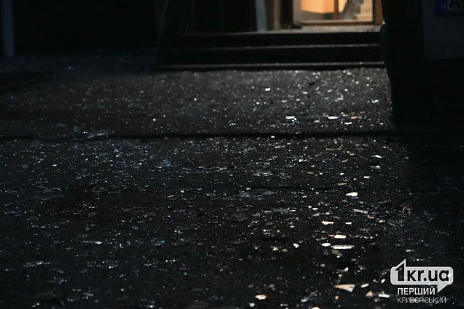 уламки скла у дворі багатоповерхівки балістичний удар