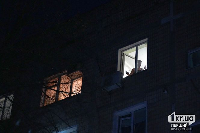 мешканці усувають наслідки ракетного удару балістичний удар