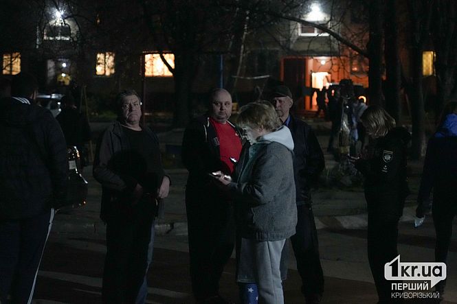 постраждалі криворіжці у дворі пошкодженого будинку