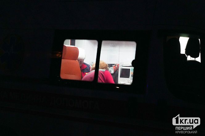 медики надають допомогу пораненим кривий ріг