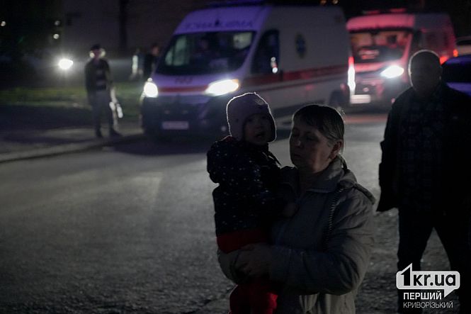 мешканка з дитиною на місці ракетного удару рф 