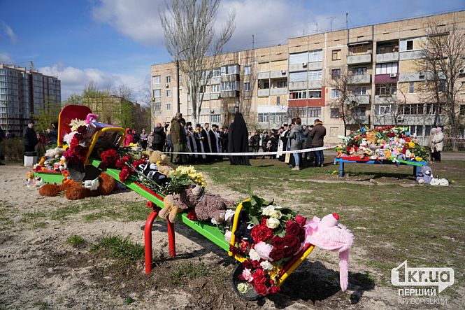 стихійний меморіал із дитячими іграшками панахида