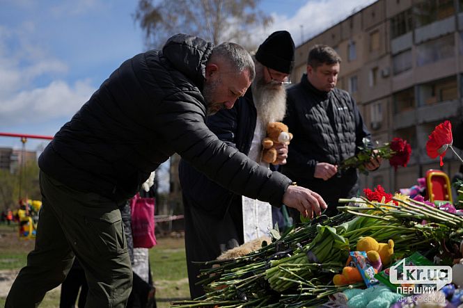 священнослужители возлагают цветы по погибшим молитва