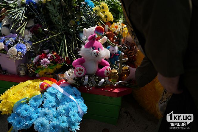 стихийный мемориал в честь жертв удара рф панахида