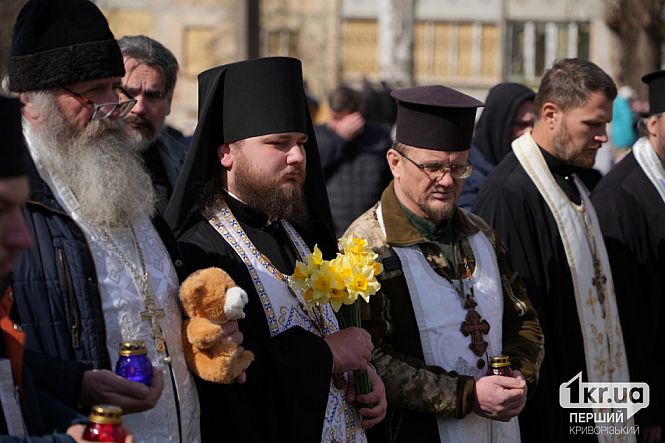 представители православной церкви на панихиде молитва