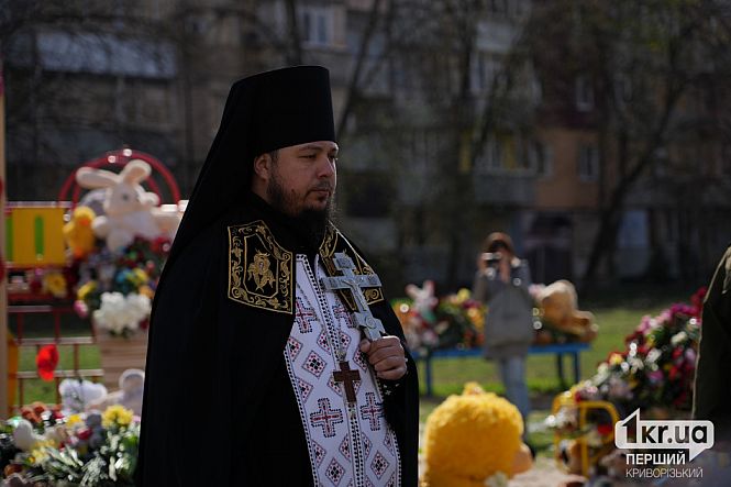 священнослужитель читает молитву панахида