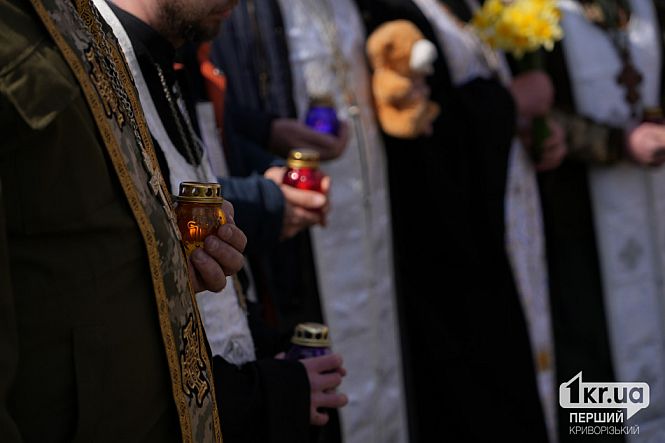 лампадки и свечи в память о погибших панахида