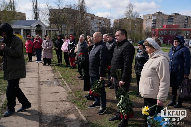 жители города на панихиде