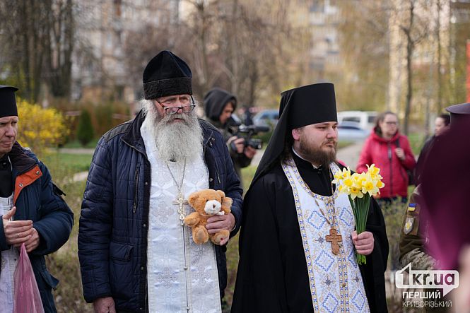 игрушки и цветы в память о погибших от ракетного удара молитва