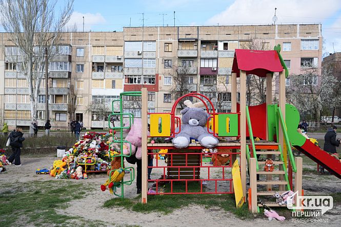 стихийный мемориал в честь погибших от атаки рф