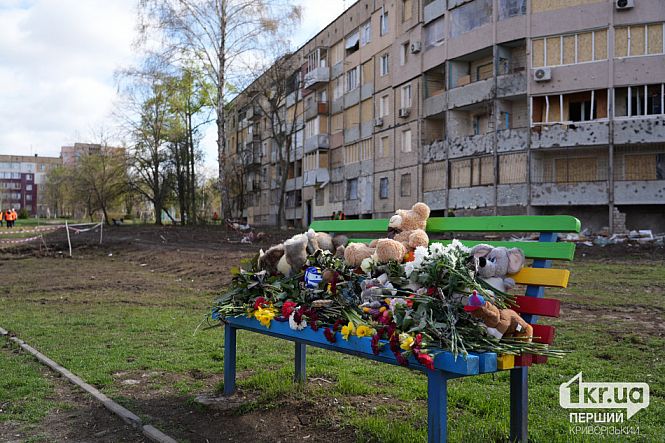 игрушки и цветы на месте удара панахида