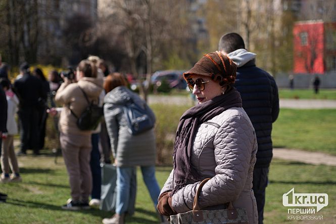 женщина на детской площадке панахида