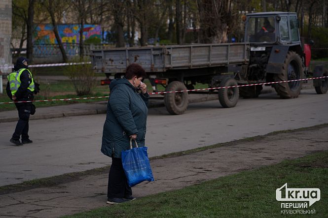 женщина чтит погибших детей и взрослых от ракеты кривой рог