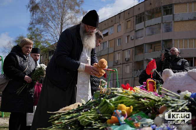 цветы и игрушки на стихийном мемориале молитва