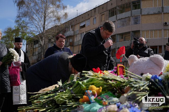 горожане и священнослужители чествуют погибших панахида