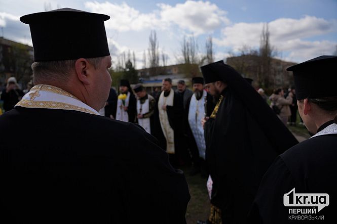 священники воспевают погибших от ракетного удара панахида