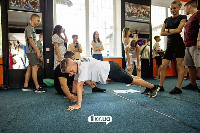 Мальчик отжимание осенняя атестация