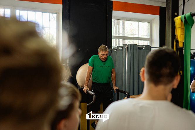 Мужчина отжимание на брусьях люди