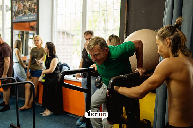 человек в возрасте отжимания брусья