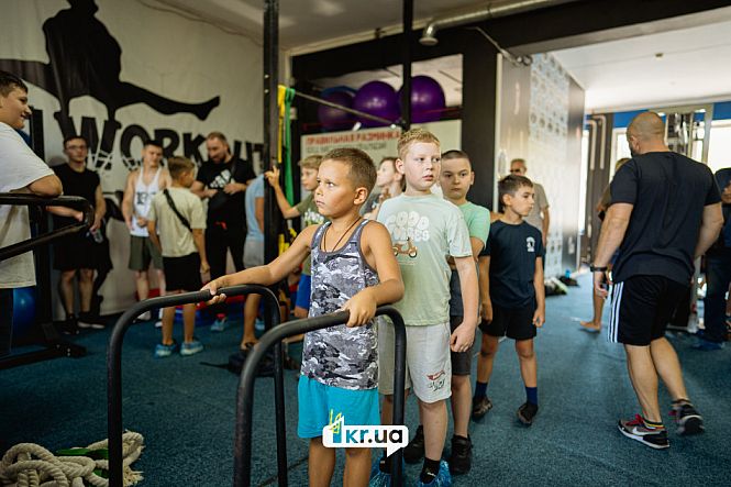 дети очередь к спортивным брусьям