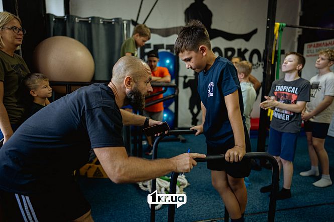 проведение аттестации по отжиманиям от брусьев