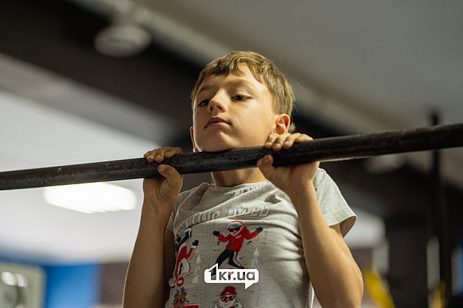 Ребенок подтягивание перекладина
