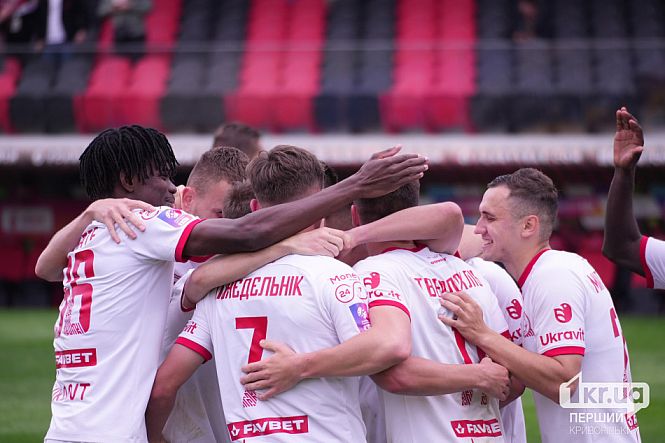 игроки кривбасса отмечают забитый мяч