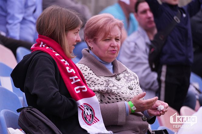 болельщики смотрят игру родной команды