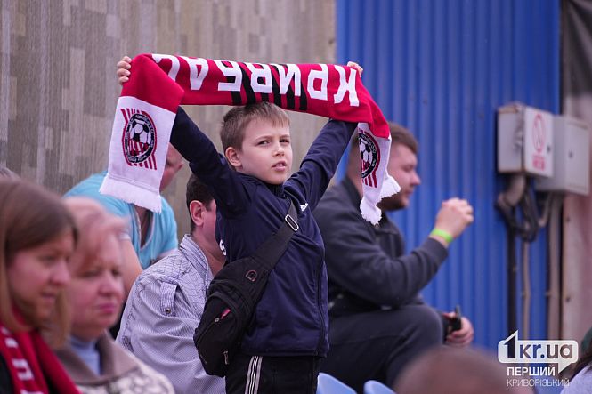 болельщики с атрибутикой клуба