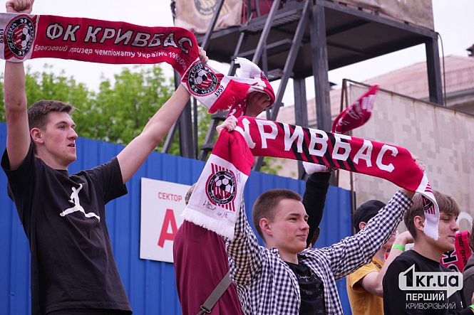 молодежь поддерживает местный клуб