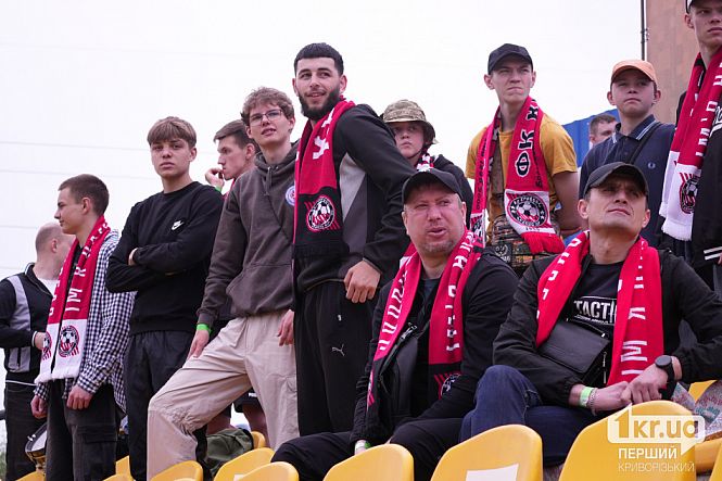 фанаты наблюдают за игрой