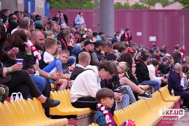 трибуны стадиона горняк