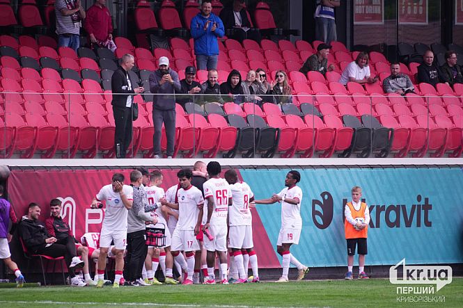игроки кривбасса отмечают гол