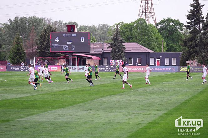 футбольное поле стадиона горняк