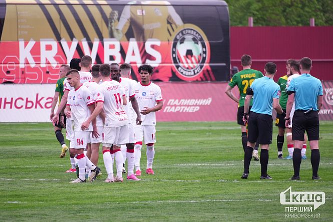 арбитры и игроки на поле