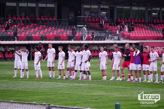 команда приветствует болельщиков после игры