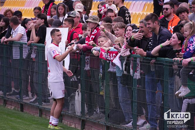 игроки приветствуют фанатов после игры