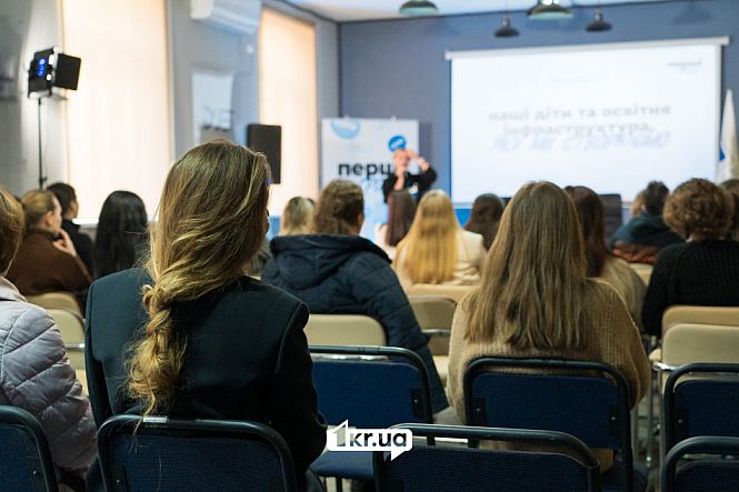 люди сидять на заході дивляться презентацію