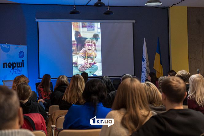 зал людей смотрят на экран