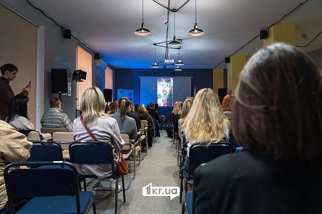 зал людей смотрят на экран