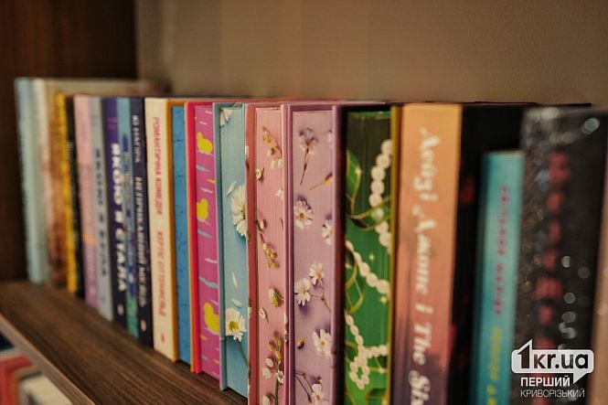 книги на полке