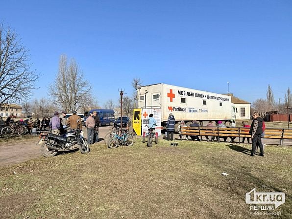 Жители Криворожского района ожидают приема возле мобильной клиники