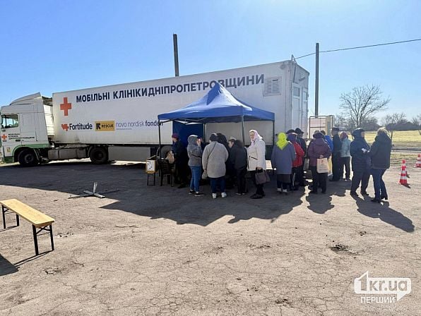 Очередь жителей Криворожского района на прием в мобильную клинику