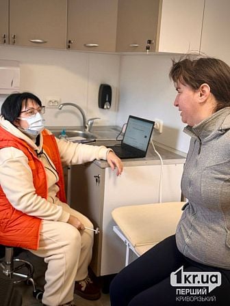 Врач консультирует пациентку в мобильной клинике в Криворожском районе