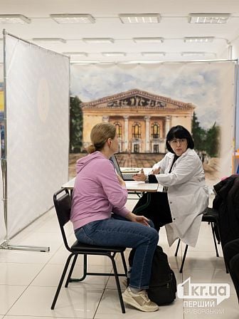 Врач консультирует пациентку во время работы мобильной клиники в хабе для переселенцев в Кривом Роге
